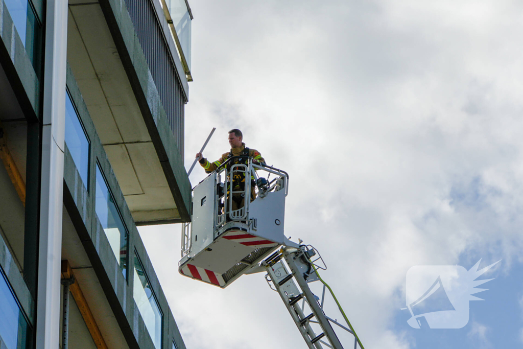 Hoogwerker ingezet bij stormschade aan flatgebouw