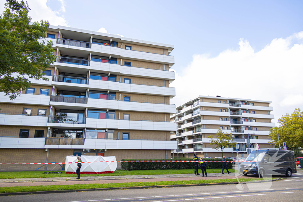 Persoon overlijdt na val van flatgebouw