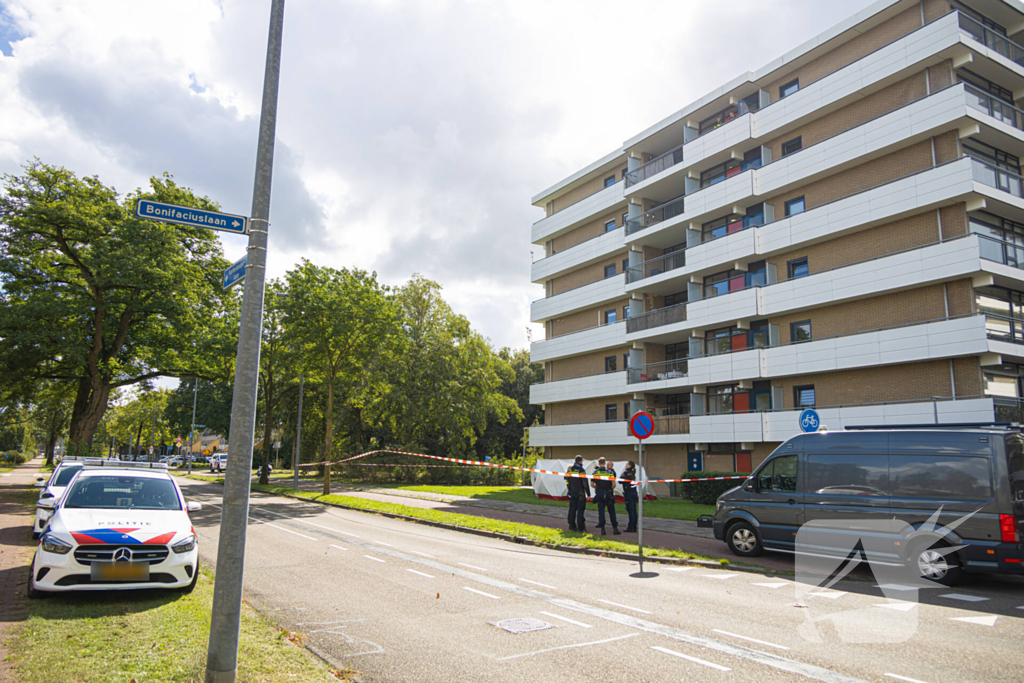 Persoon overlijdt na val van flatgebouw