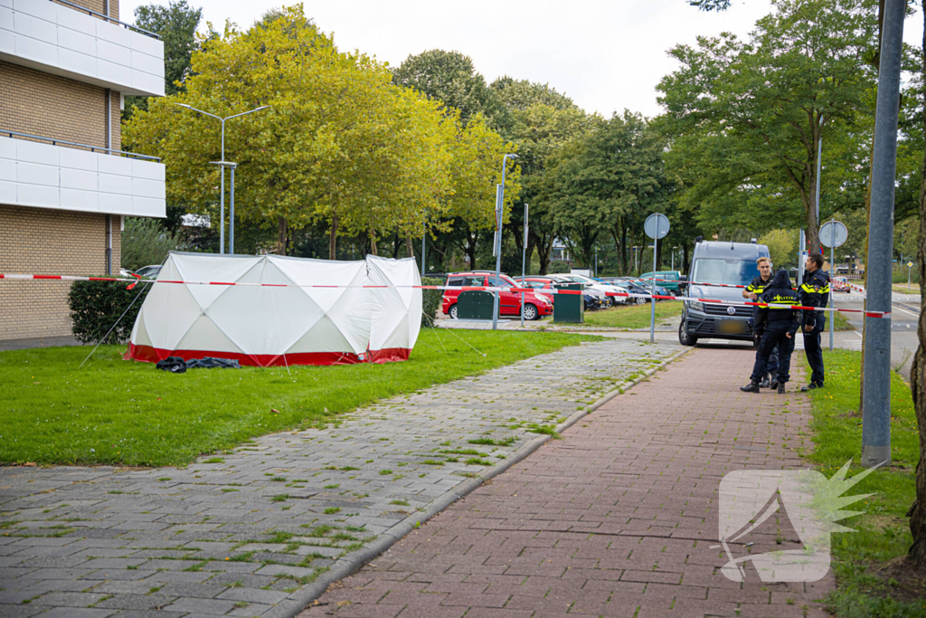 Persoon overlijdt na val van flatgebouw