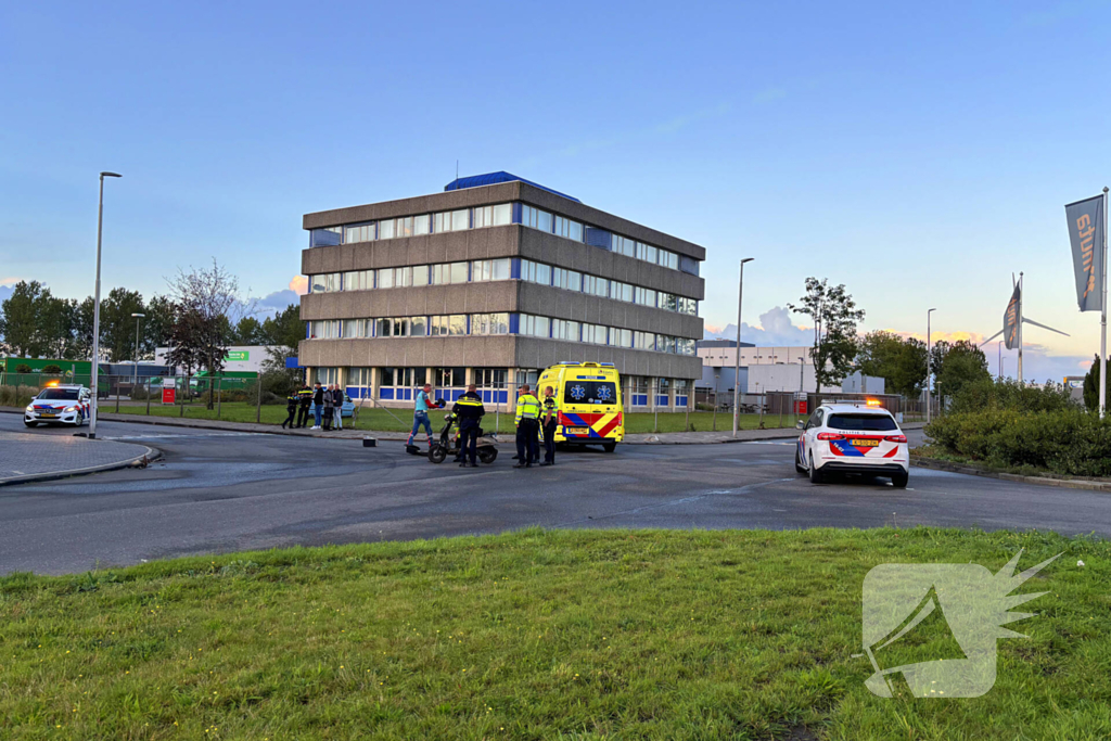 Personenauto rijdt door hek na botsing