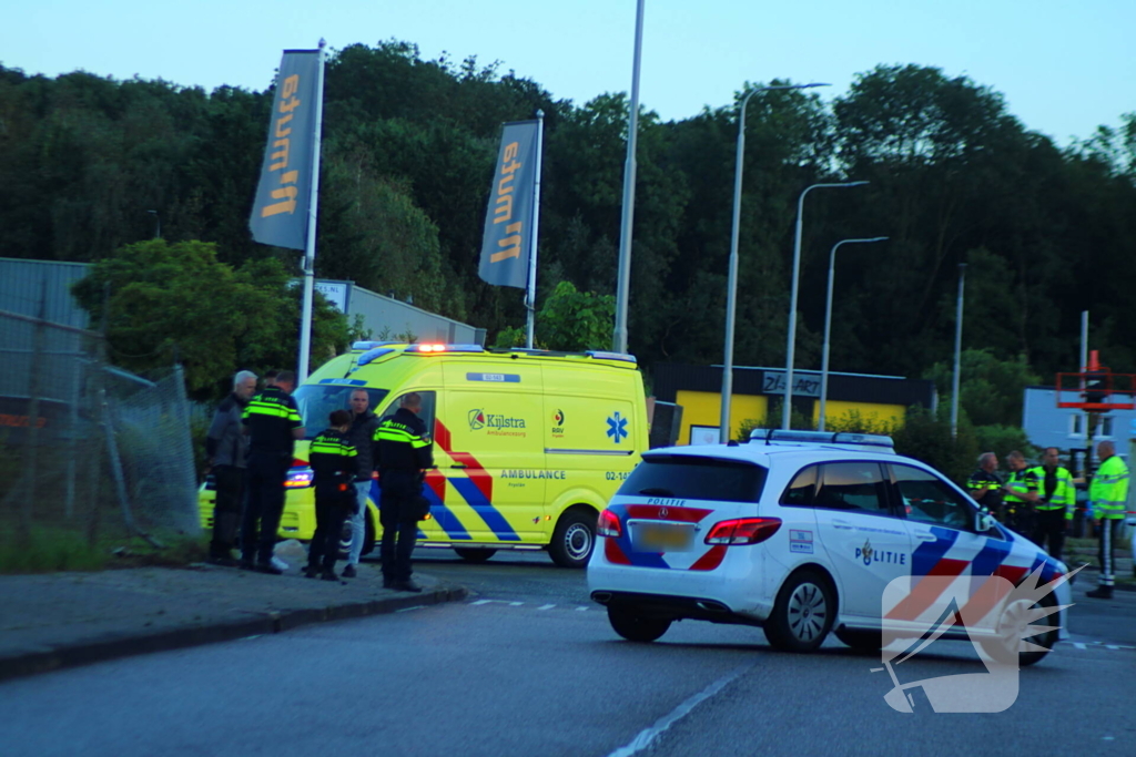 Personenauto rijdt door hek na botsing