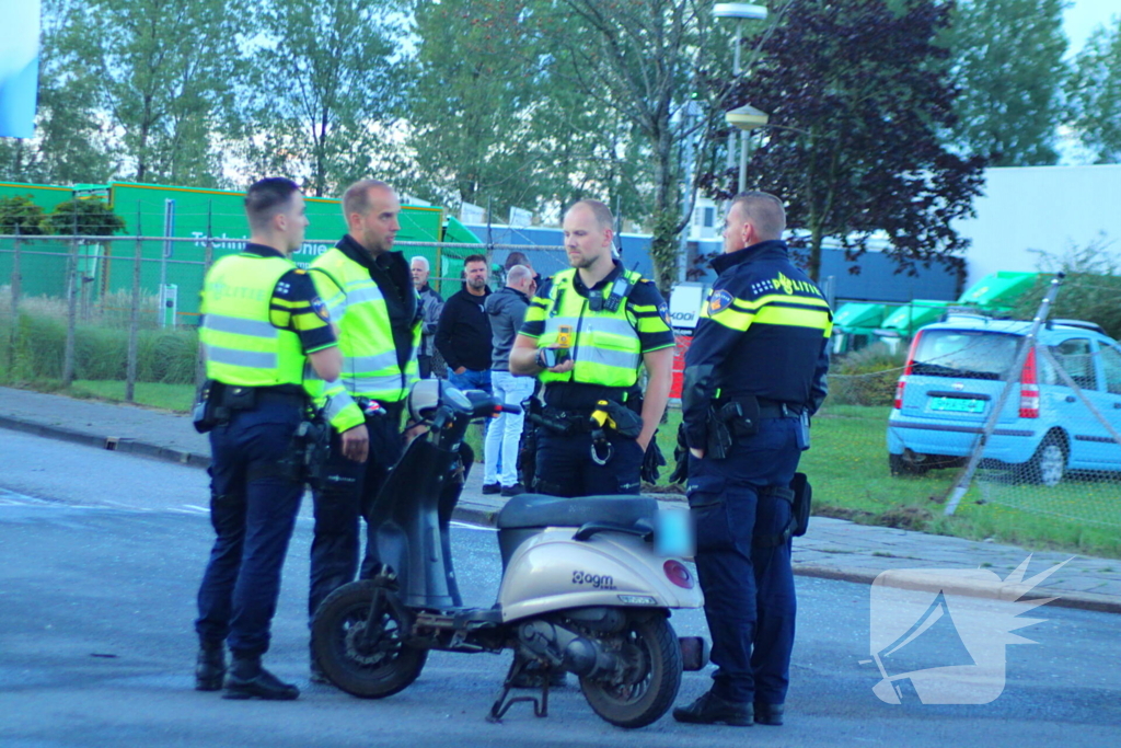 Personenauto rijdt door hek na botsing