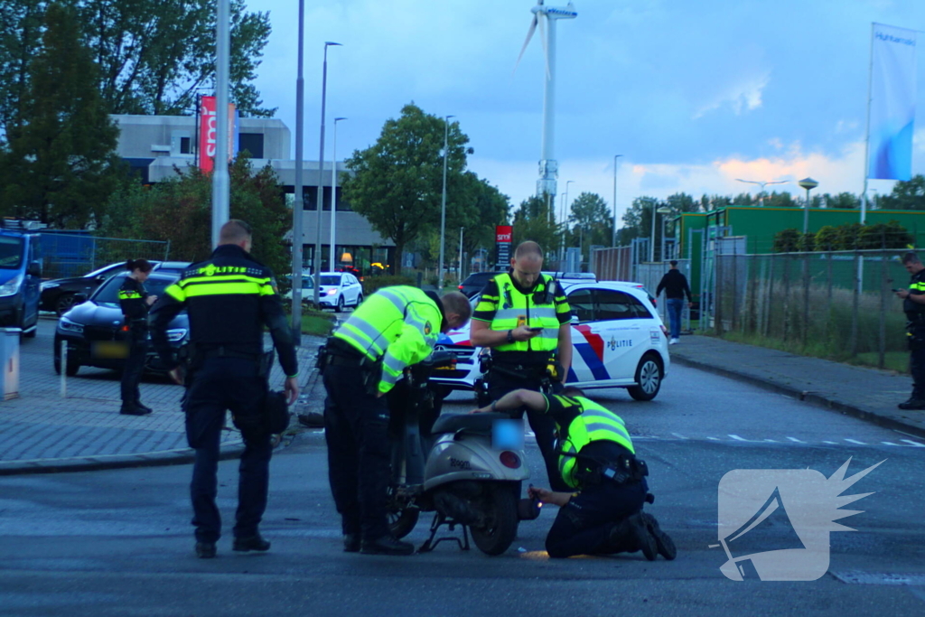 Personenauto rijdt door hek na botsing