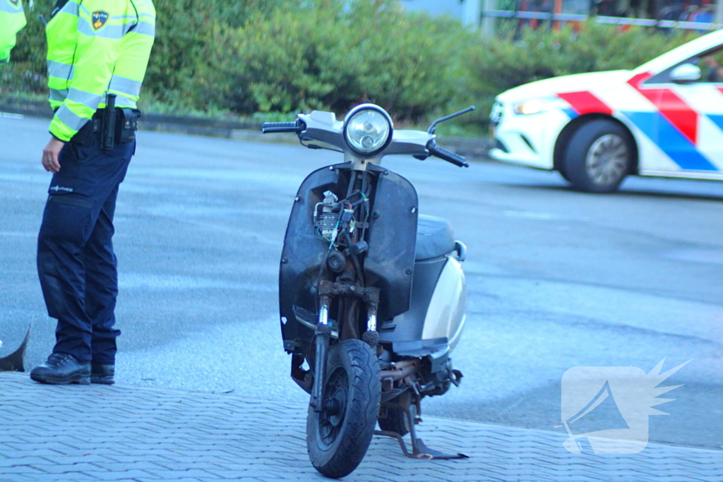 Personenauto rijdt door hek na botsing