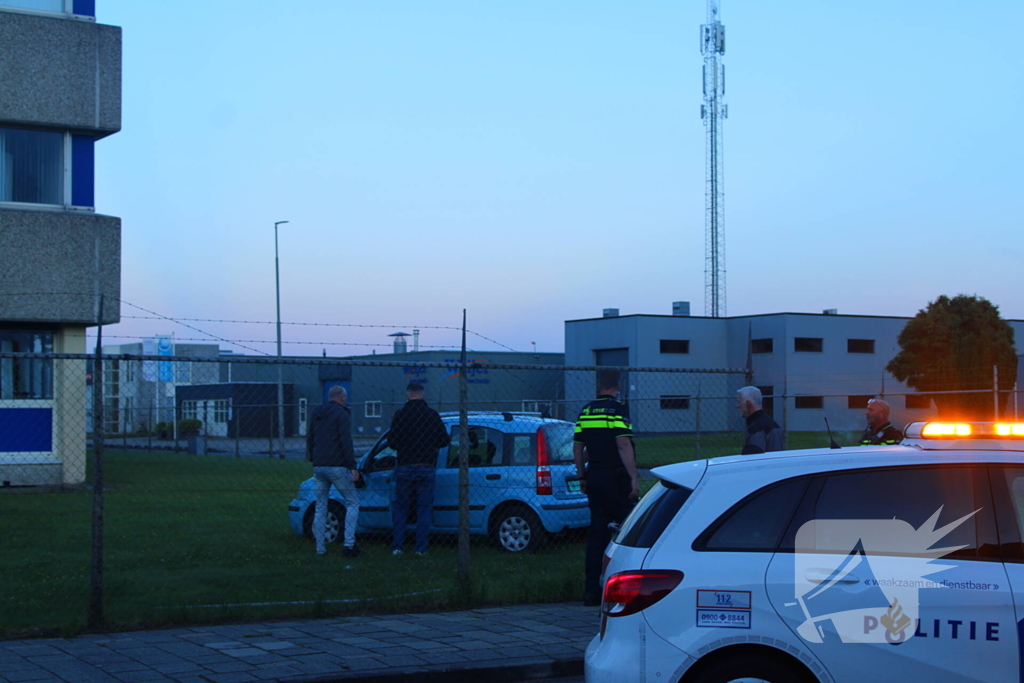 Personenauto rijdt door hek na botsing