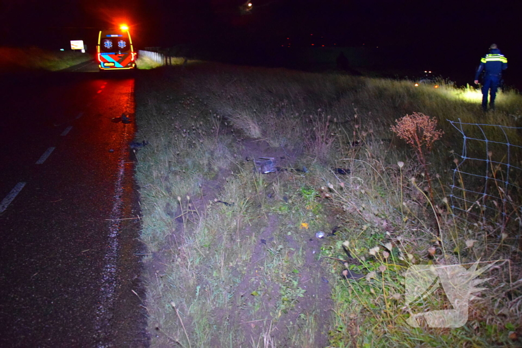 Auto rijdt van talud en ramt hekwerk