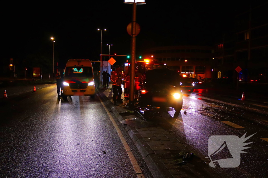 Auto volledig in kreukels na crash