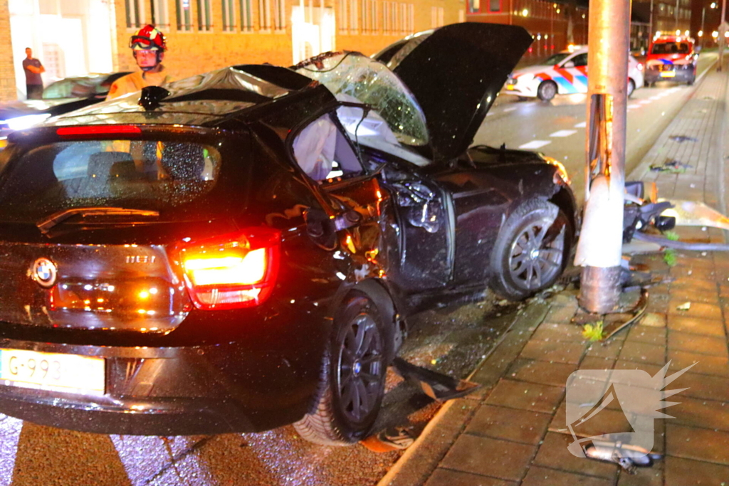 Auto volledig in kreukels na crash