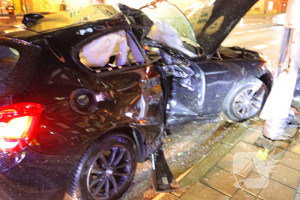 Auto volledig in kreukels na crash