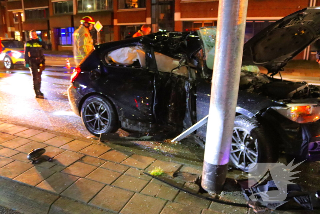 Auto volledig in kreukels na crash