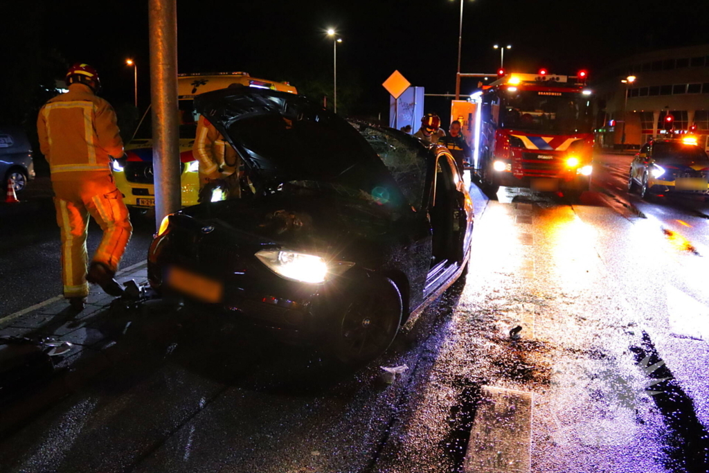 Auto volledig in kreukels na crash