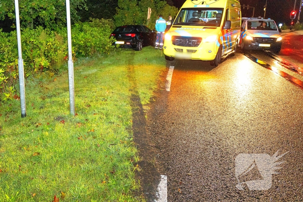 Boom doormidden nadat auto van weg raakt