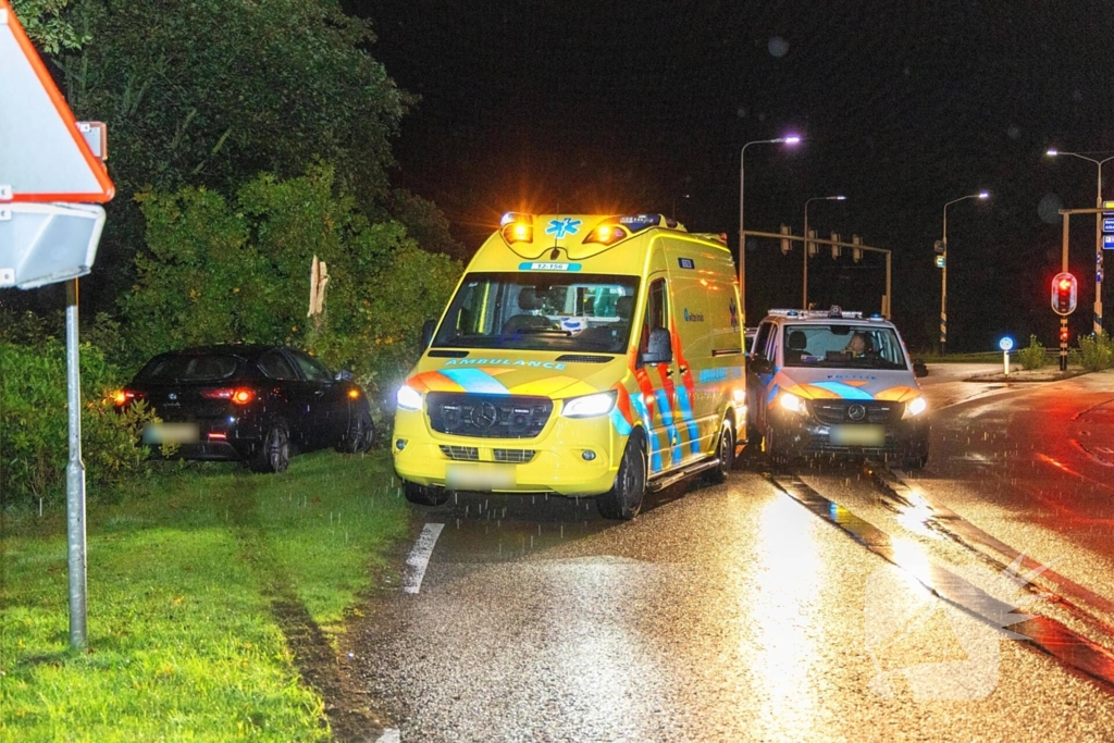 Boom doormidden nadat auto van weg raakt