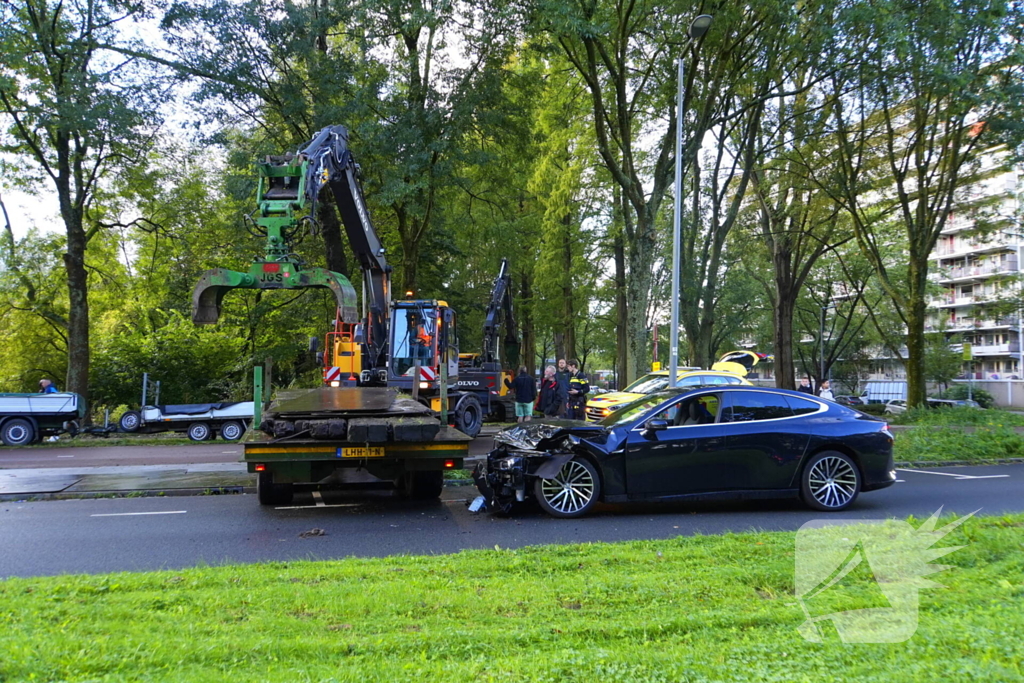 Taxichauffeur gewond bij botsing met graafmachine