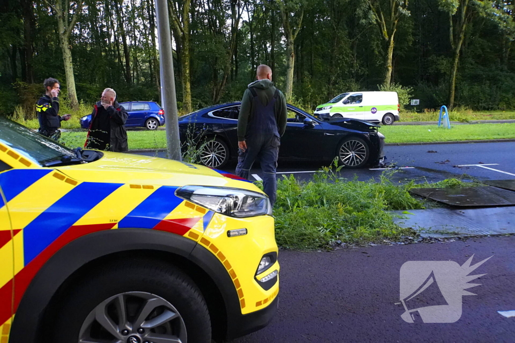 Taxichauffeur gewond bij botsing met graafmachine