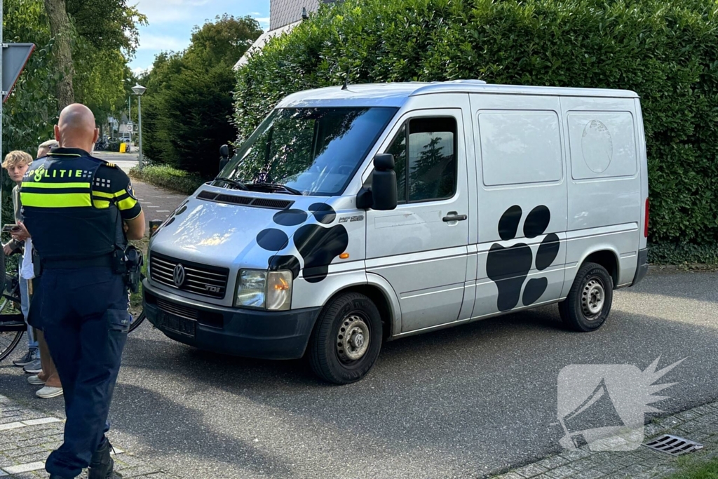 Scholiere en bestelbus met elkaar in botsing