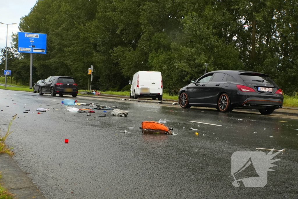 Veel schade bij aanrijding tussen bestelbus en een personenauto