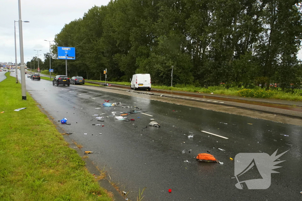 Veel schade bij aanrijding tussen bestelbus en een personenauto