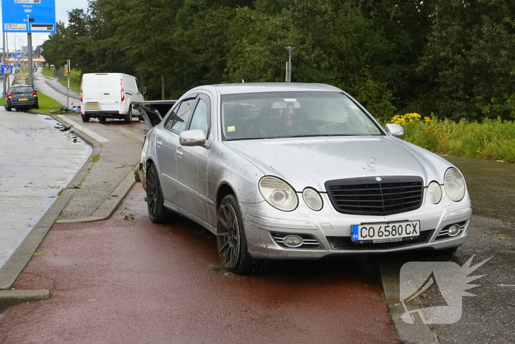 Veel schade bij aanrijding tussen bestelbus en een personenauto