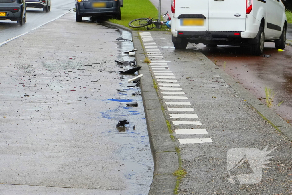 Veel schade bij aanrijding tussen bestelbus en een personenauto