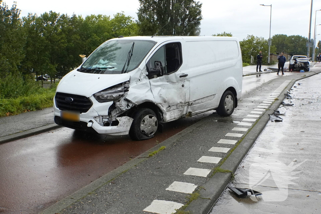 Veel schade bij aanrijding tussen bestelbus en een personenauto