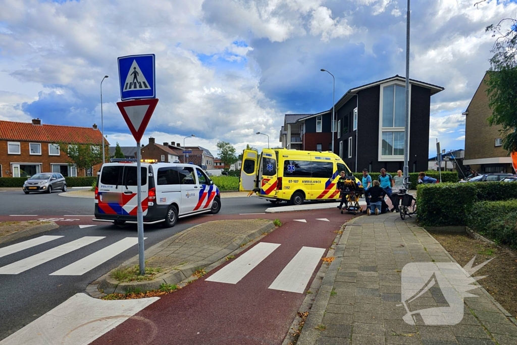 Oudere fietser hard ten val op rotonde