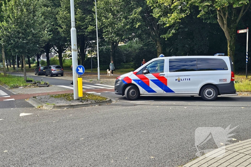 Weer is het raak op een rotonde fietsster aangereden