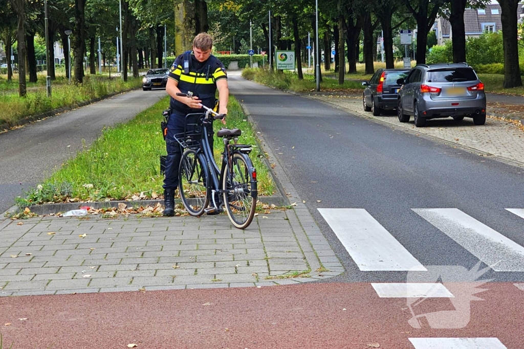 Weer is het raak op een rotonde fietsster aangereden