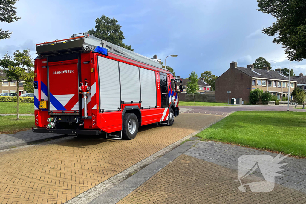 Brandweer verricht metingen in flatgebouw