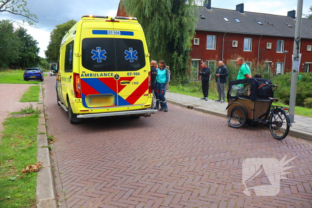 Moeder en kind op bakfiets in botsing met personenauto