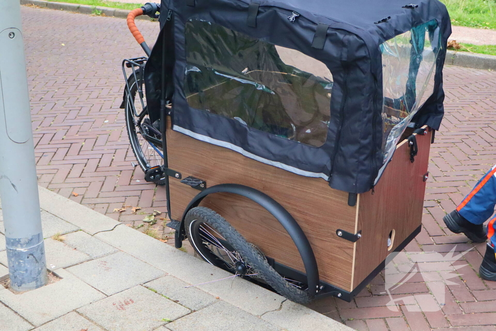 Moeder en kind op bakfiets in botsing met personenauto