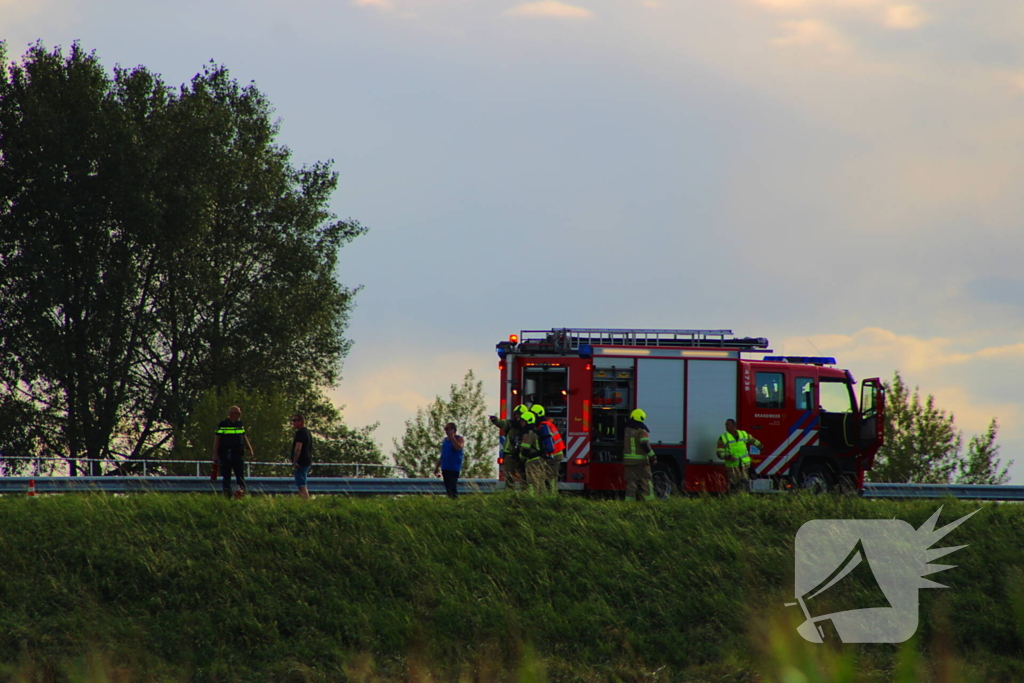 Vrachtwagenchauffeur start blussing bij brand in cabine