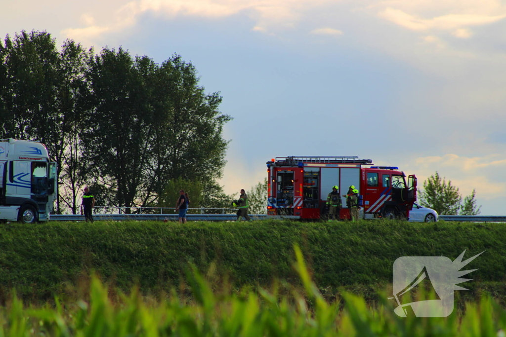 Vrachtwagenchauffeur start blussing bij brand in cabine