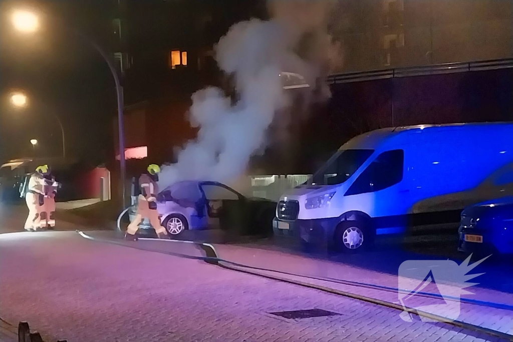 Politiehelikopter ingezet boven uitslaande autobrand