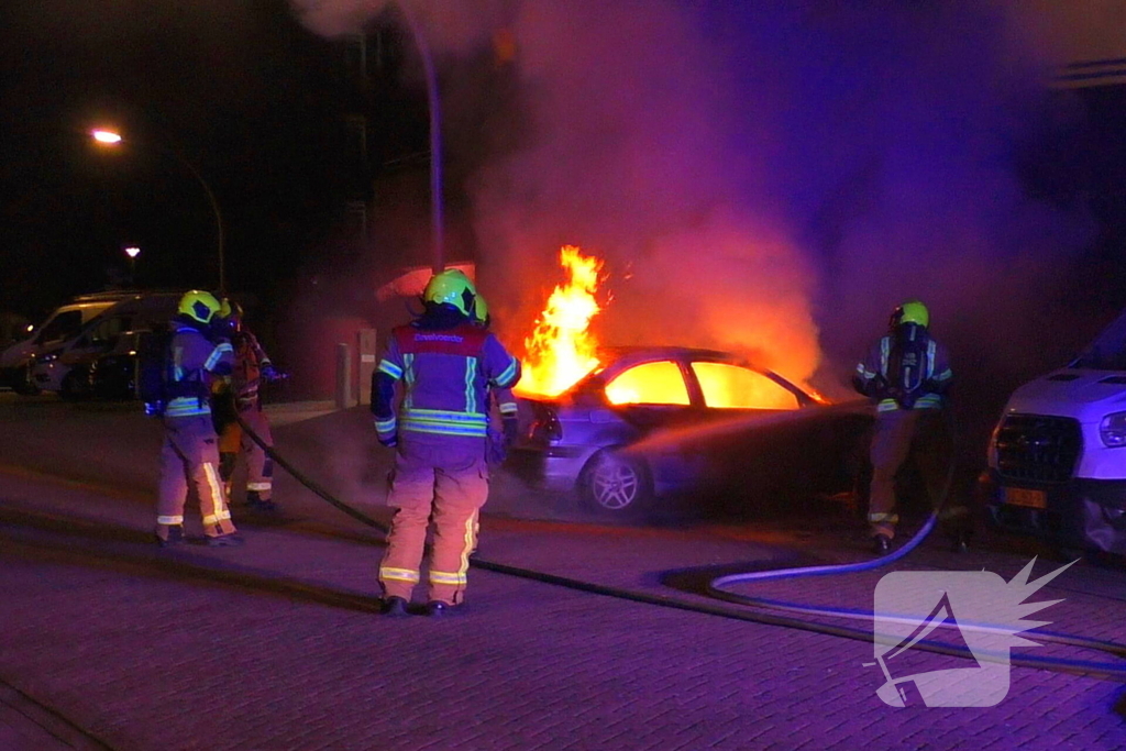 Politiehelikopter ingezet boven uitslaande autobrand