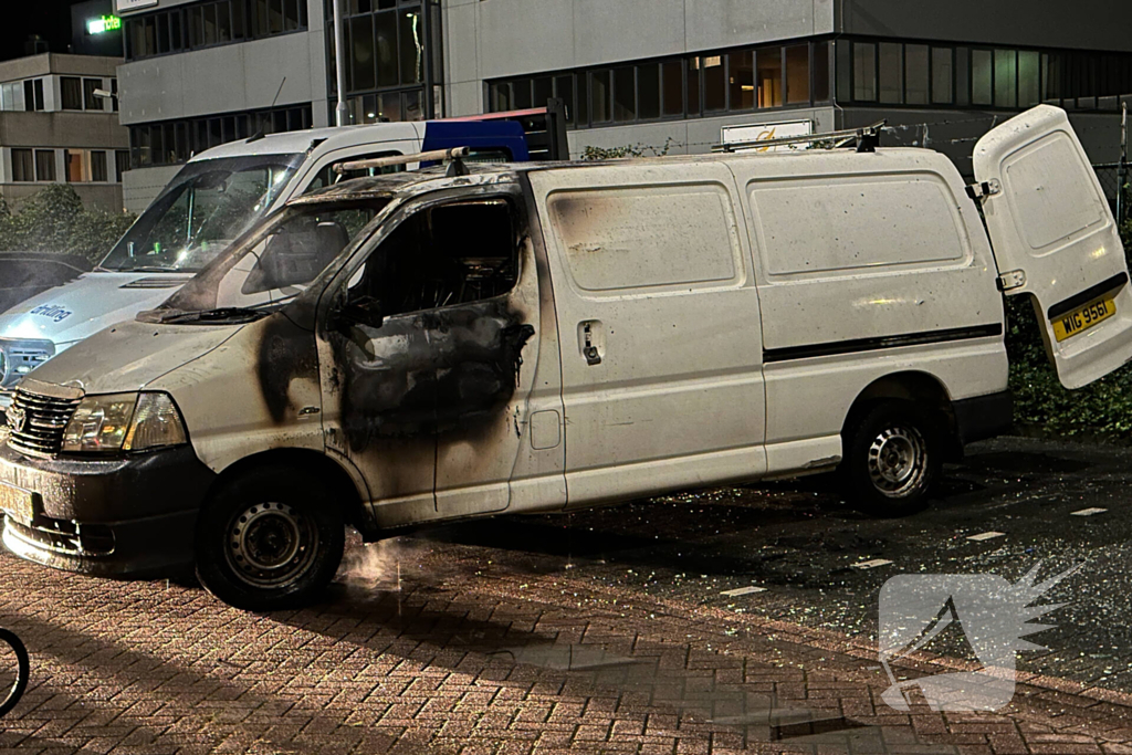 Cabine bestelbus uitgebrand bij hotel