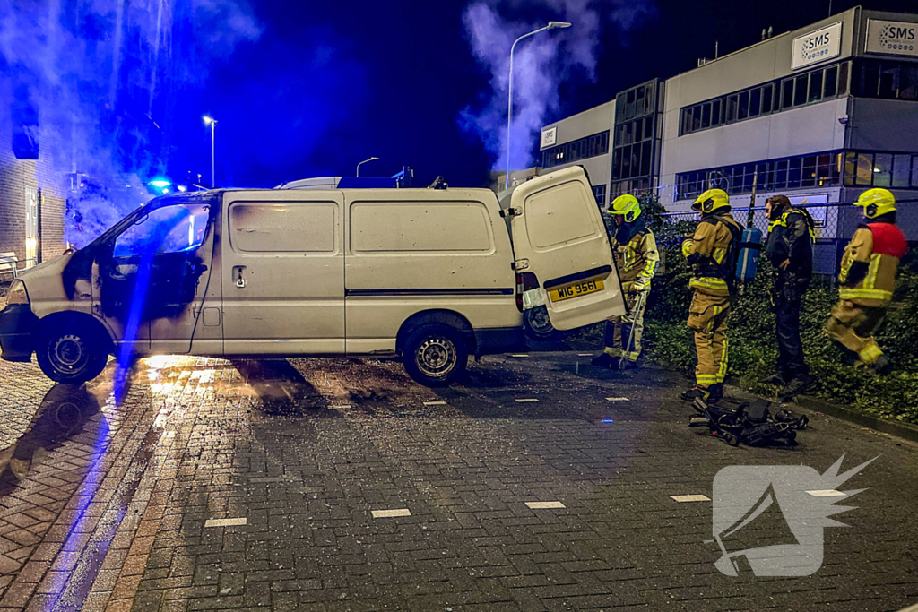 Cabine bestelbus uitgebrand bij hotel