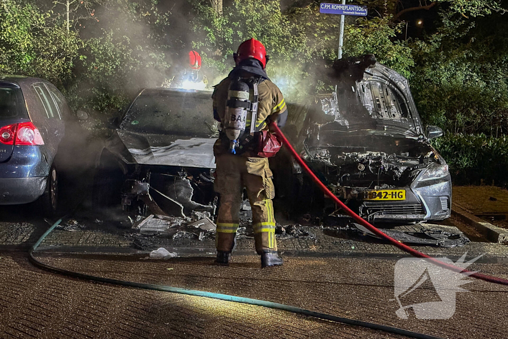 Geparkeerde auto's brandden volledig uit