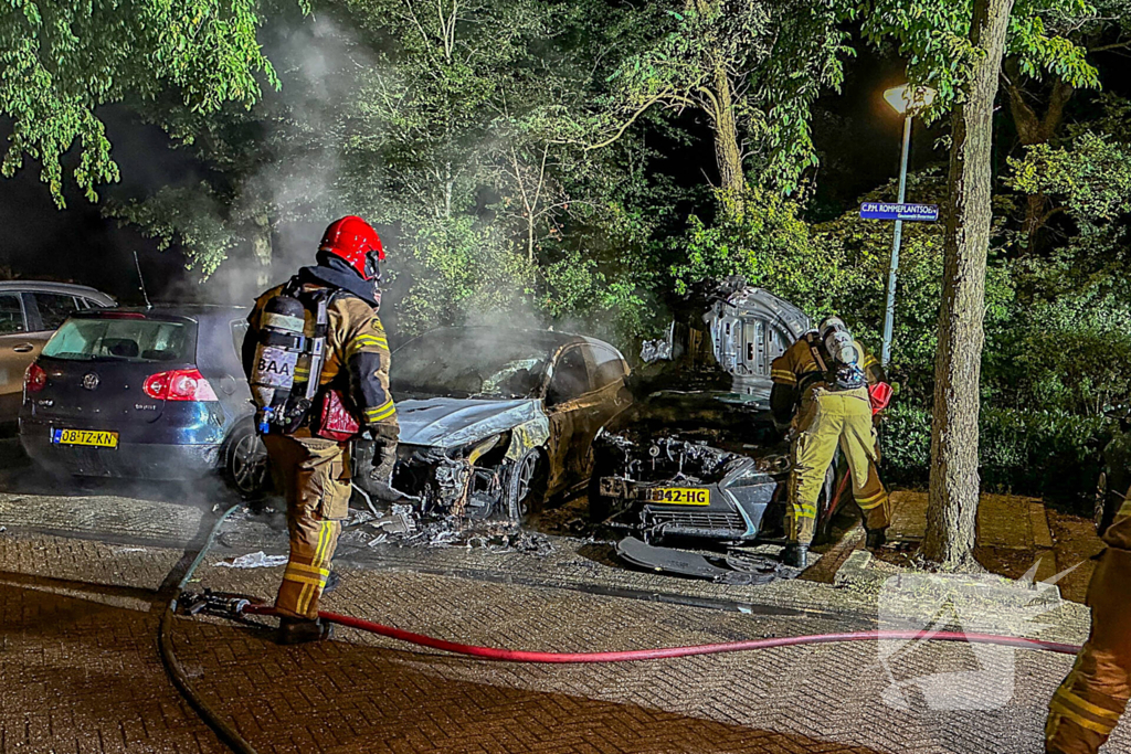 Geparkeerde auto's brandden volledig uit