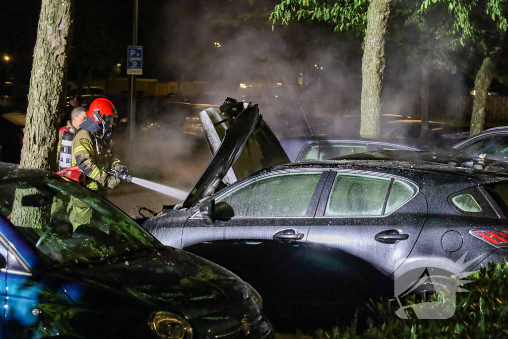 Geparkeerde auto's brandden volledig uit