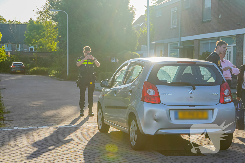 Oudere man met fiets aangereden door personenautoo