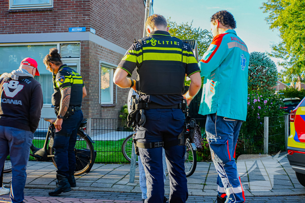 Oudere man met fiets aangereden door personenautoo