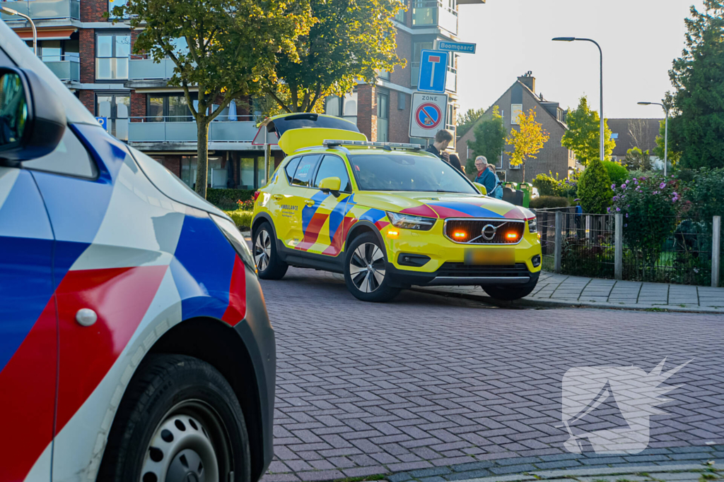 Oudere man met fiets aangereden door personenautoo