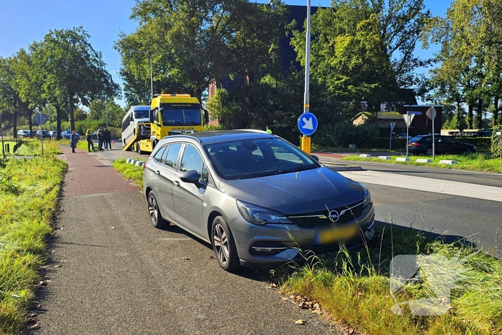 Taxibus klapt achterop personenauto