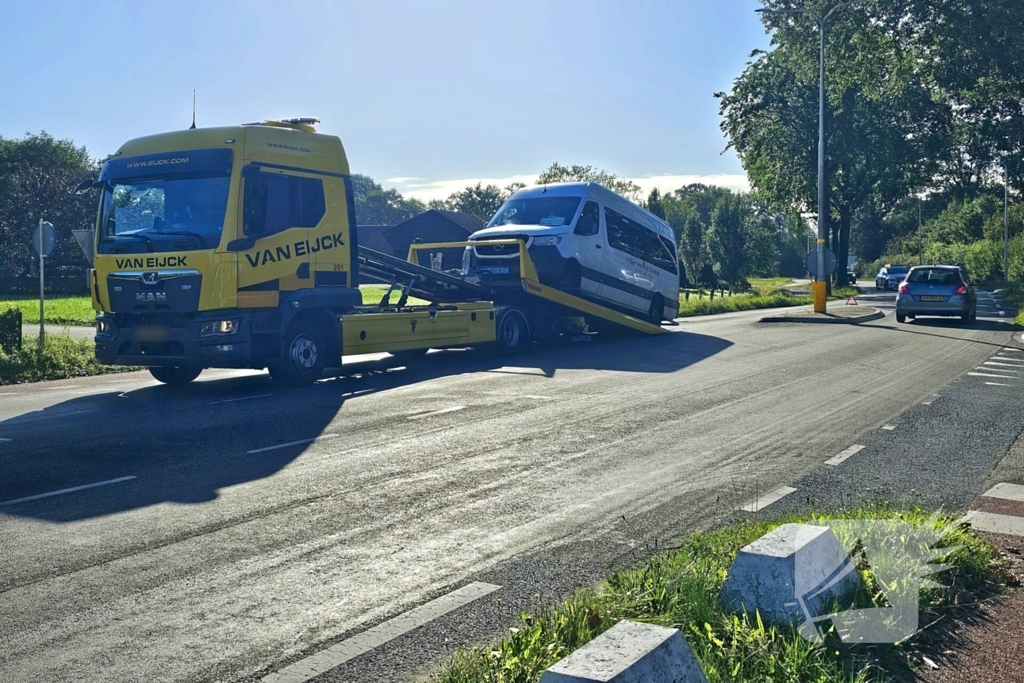 Taxibus klapt achterop personenauto