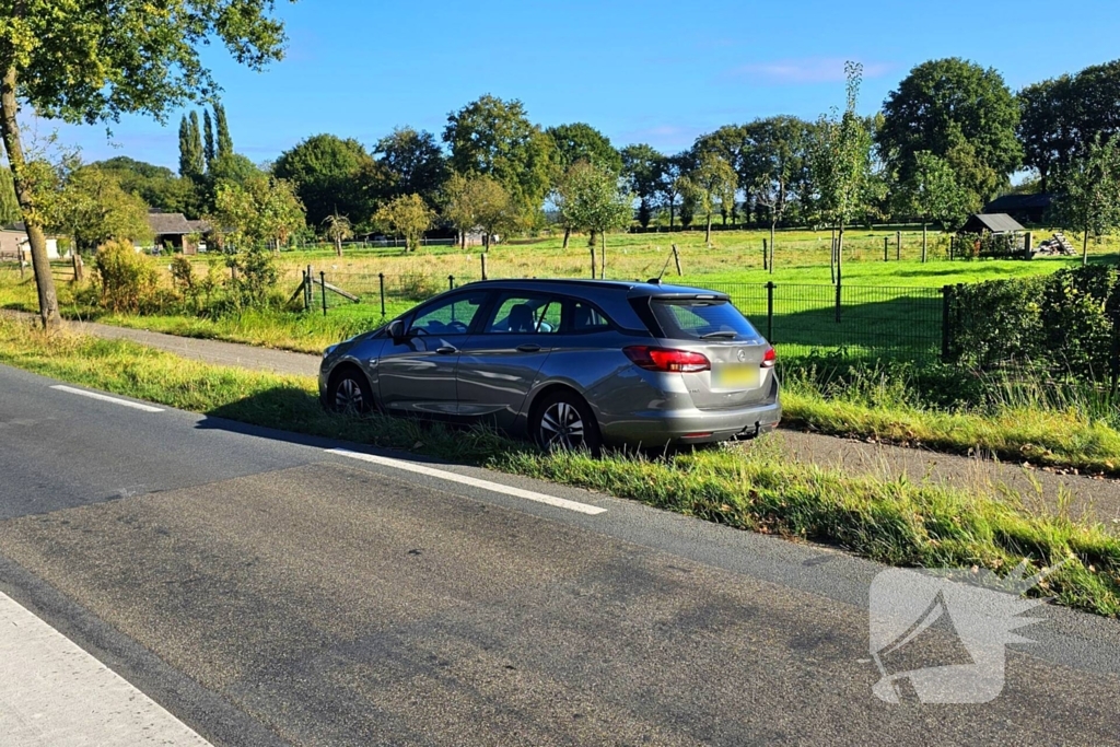 Taxibus klapt achterop personenauto