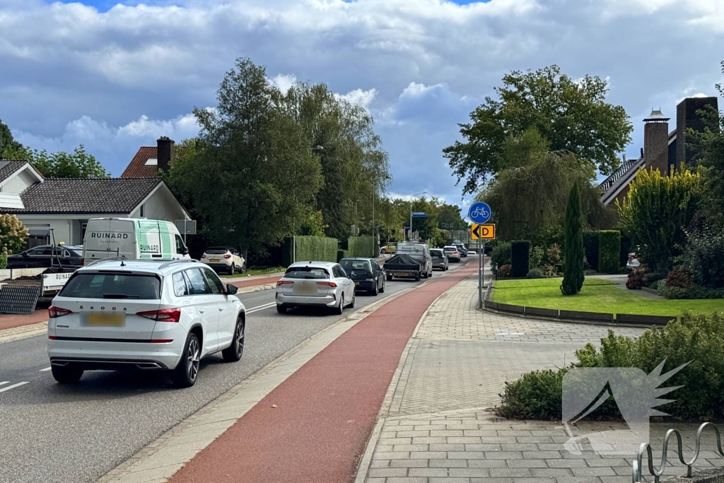 Twee voertuigen botsen op elkaar waarna een op een verkeerslicht klapt