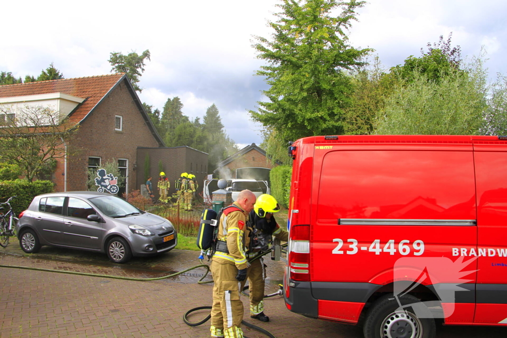 Personenauto vat vlam op oprit