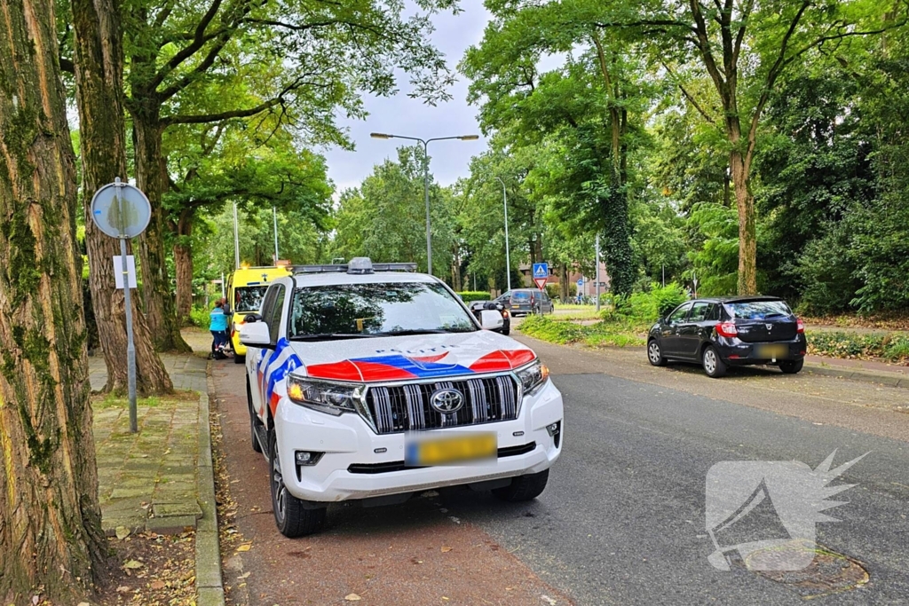 Fietser aangereden door automobilist op rotonde